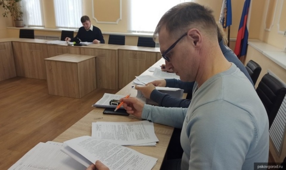 У главной новогодней ёлки Пскова заменят хвою и нижний ярус 