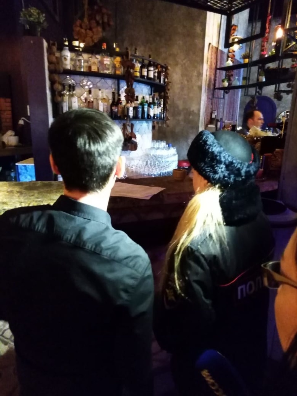 Не дымят: полицейские и общественники провели рейд по кафе с кальянами