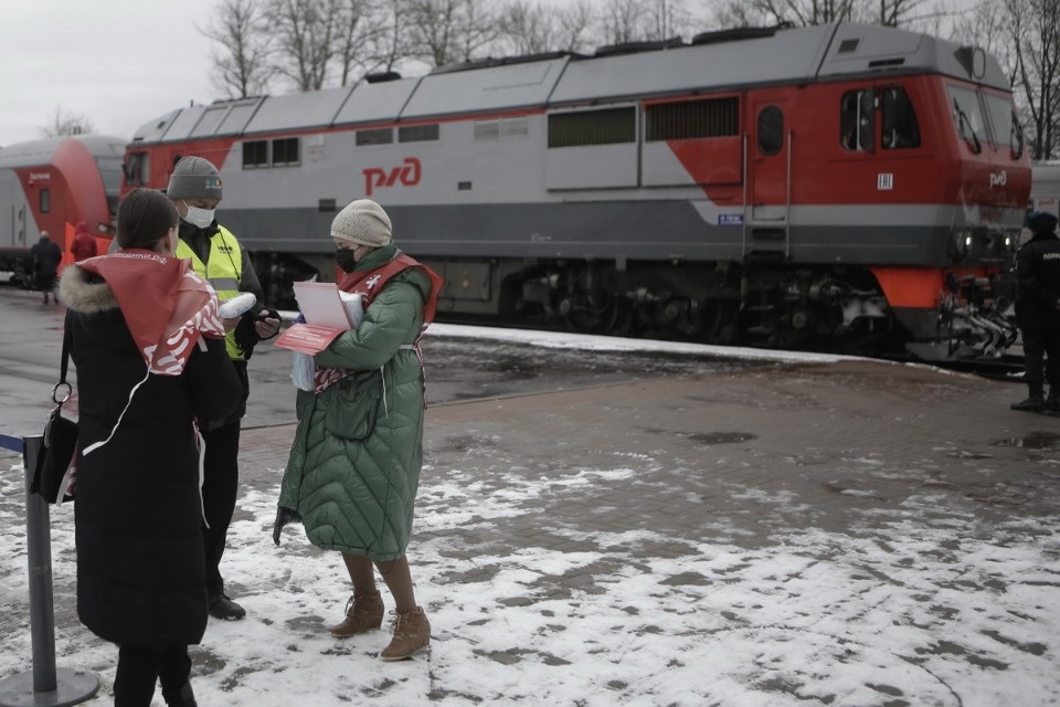 Пассажиров «Ласточки» из Санкт-Петербурга встречали волонтеры с бесплатными масками