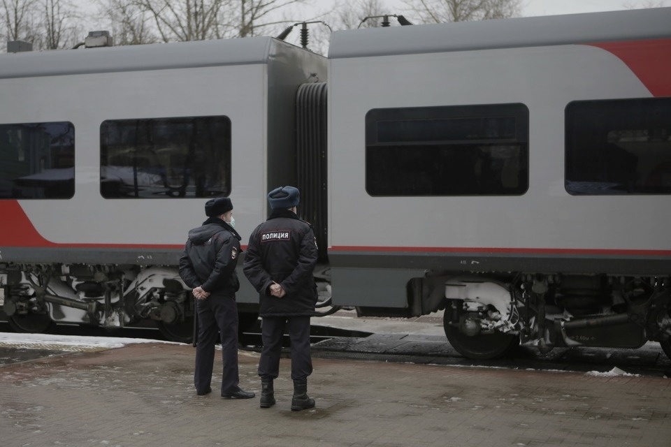 Пассажиров «Ласточки» из Санкт-Петербурга встречали волонтеры с бесплатными масками