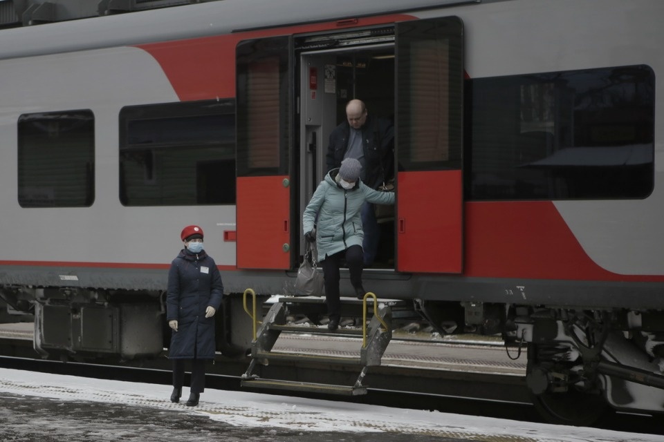 Пассажиров «Ласточки» из Санкт-Петербурга встречали волонтеры с бесплатными масками