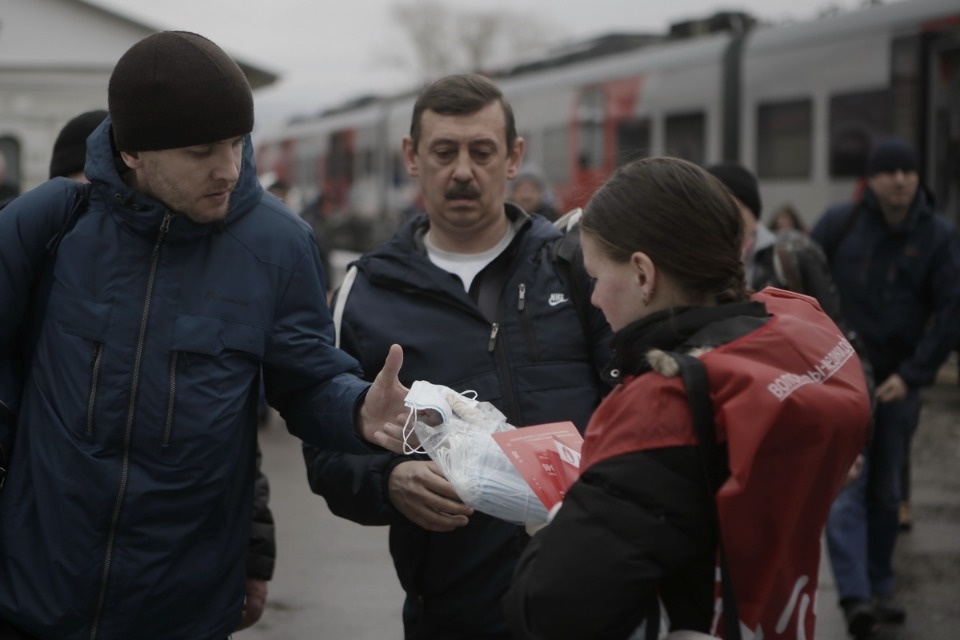 Пассажиров «Ласточки» из Санкт-Петербурга встречали волонтеры с бесплатными масками