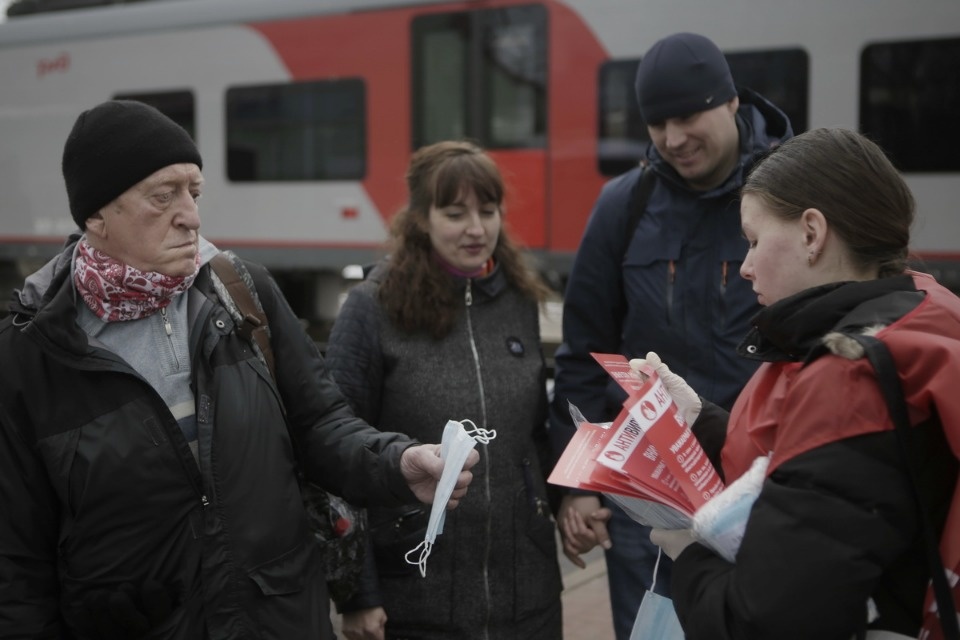 Пассажиров «Ласточки» из Санкт-Петербурга встречали волонтеры с бесплатными масками