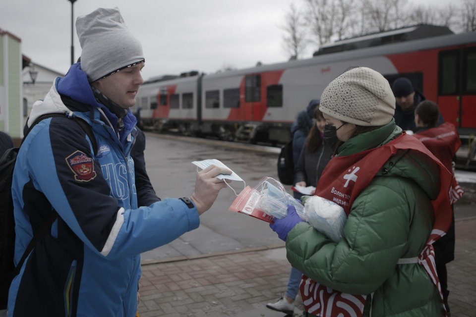 Пассажиров «Ласточки» из Санкт-Петербурга встречали волонтеры с бесплатными масками