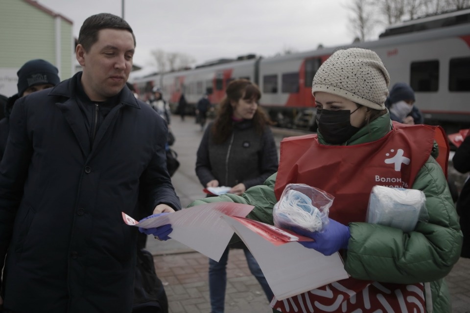Пассажиров «Ласточки» из Санкт-Петербурга встречали волонтеры с бесплатными масками