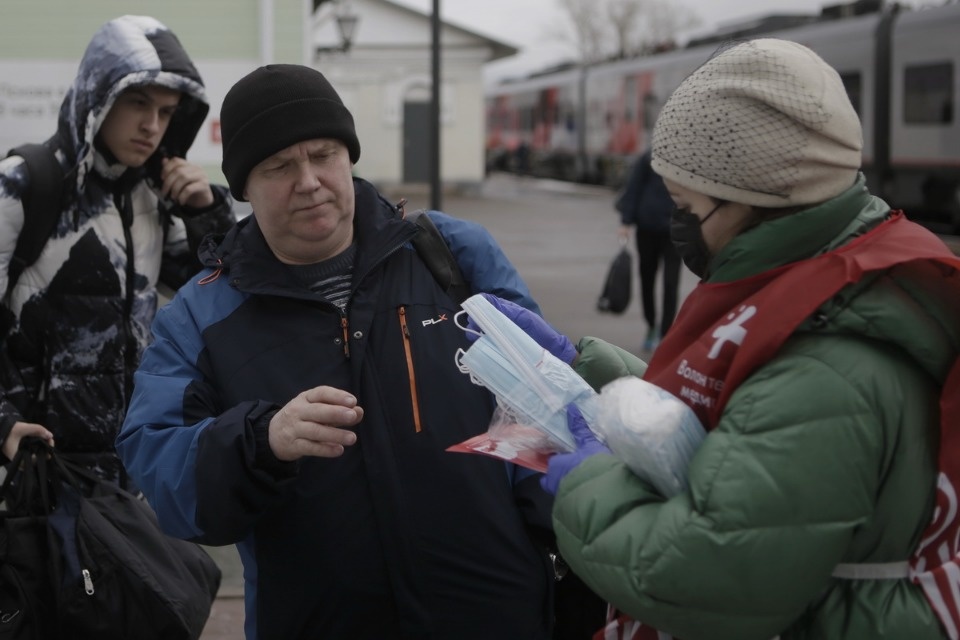 Пассажиров «Ласточки» из Санкт-Петербурга встречали волонтеры с бесплатными масками
