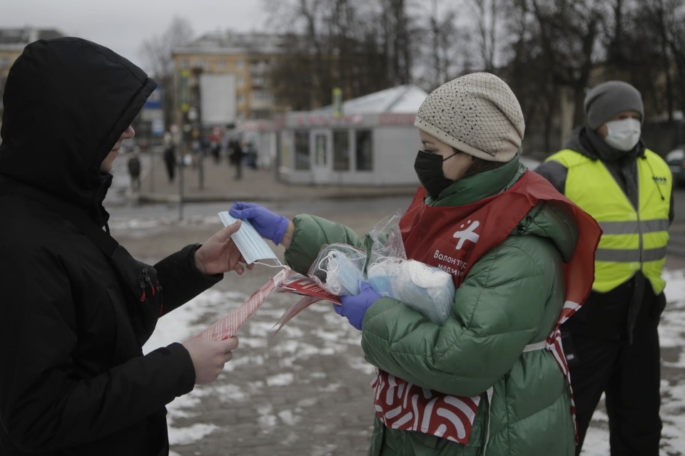 Пассажиров «Ласточки» из Санкт-Петербурга встречали волонтеры с бесплатными масками