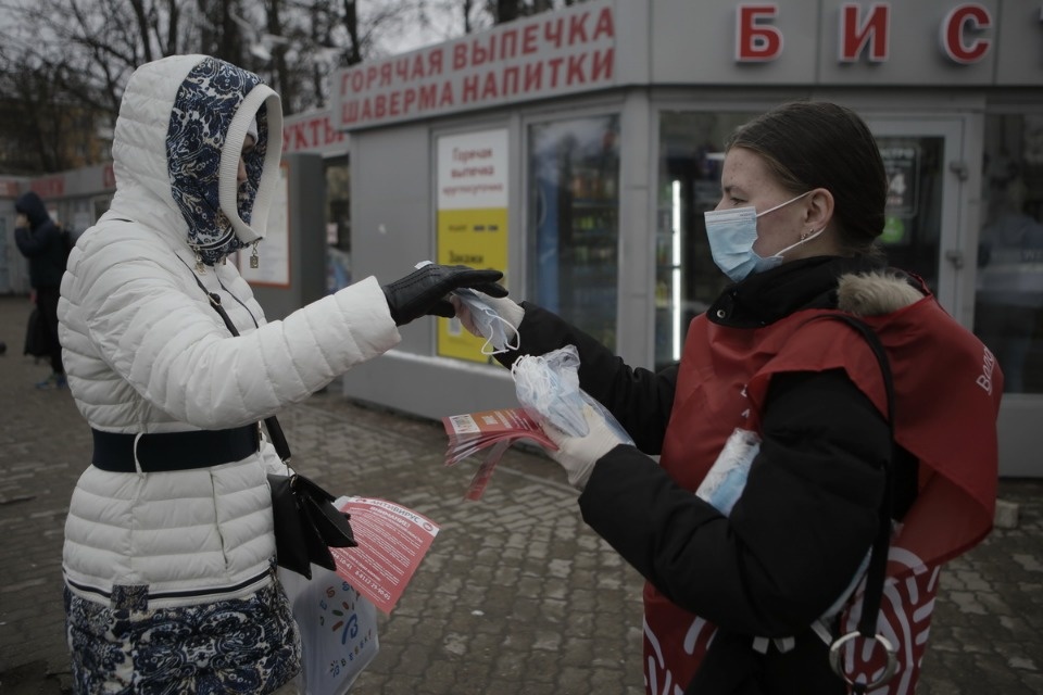 Пассажиров «Ласточки» из Санкт-Петербурга встречали волонтеры с бесплатными масками