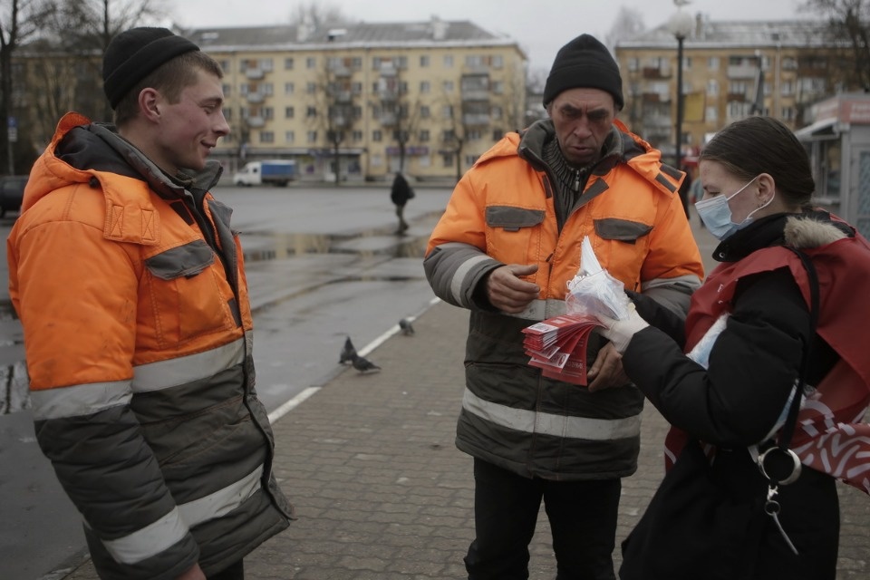 Пассажиров «Ласточки» из Санкт-Петербурга встречали волонтеры с бесплатными масками