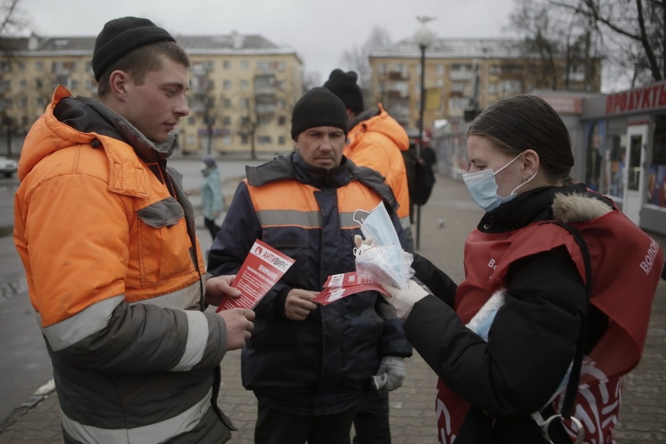 Пассажиров «Ласточки» из Санкт-Петербурга встречали волонтеры с бесплатными масками