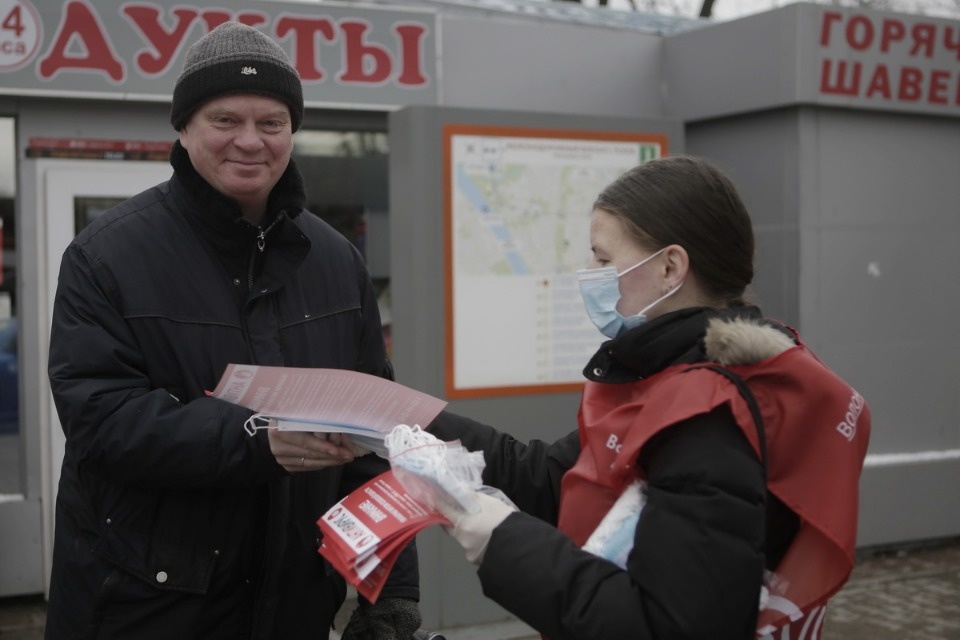 Пассажиров «Ласточки» из Санкт-Петербурга встречали волонтеры с бесплатными масками