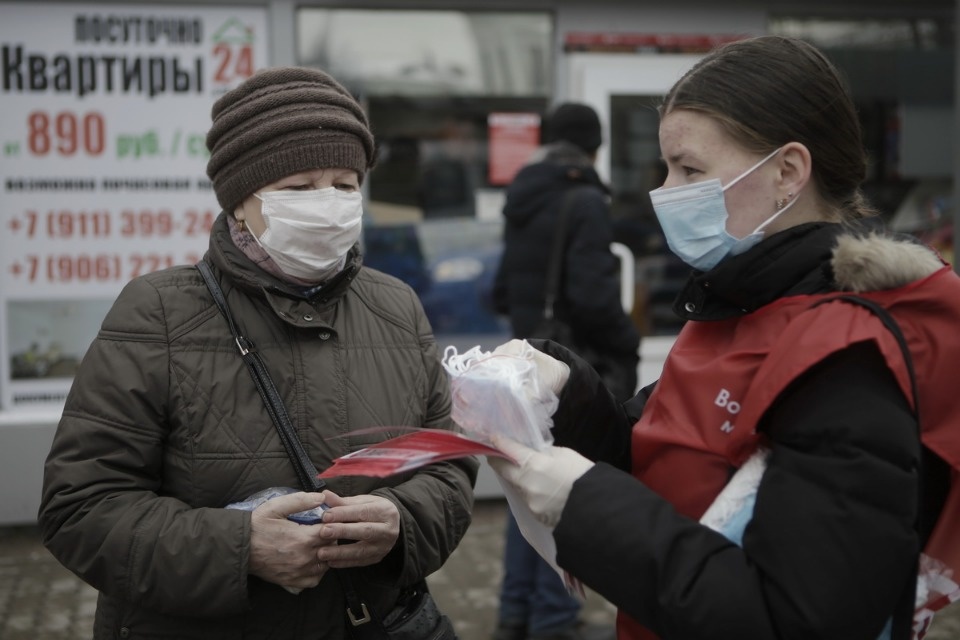 Пассажиров «Ласточки» из Санкт-Петербурга встречали волонтеры с бесплатными масками