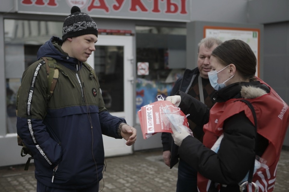 Пассажиров «Ласточки» из Санкт-Петербурга встречали волонтеры с бесплатными масками