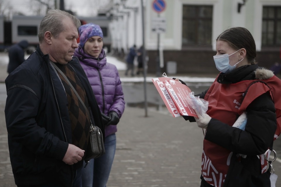 Пассажиров «Ласточки» из Санкт-Петербурга встречали волонтеры с бесплатными масками