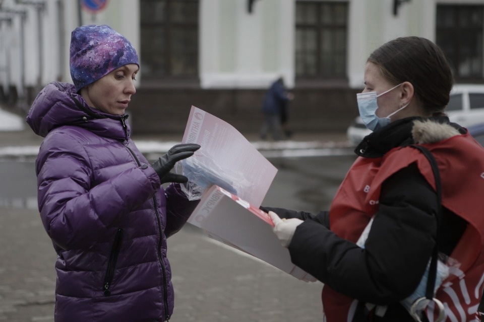 Пассажиров «Ласточки» из Санкт-Петербурга встречали волонтеры с бесплатными масками