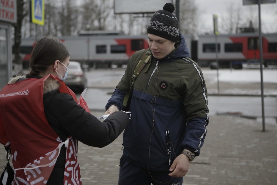 Пассажиров «Ласточки» из Санкт-Петербурга встречали волонтеры с бесплатными масками