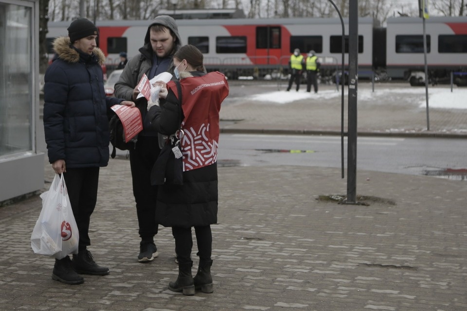 Пассажиров «Ласточки» из Санкт-Петербурга встречали волонтеры с бесплатными масками