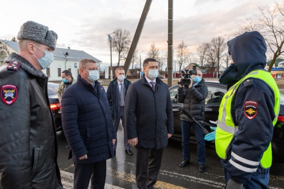 Губернатор проверил работу блокпостов на въездах в Псков