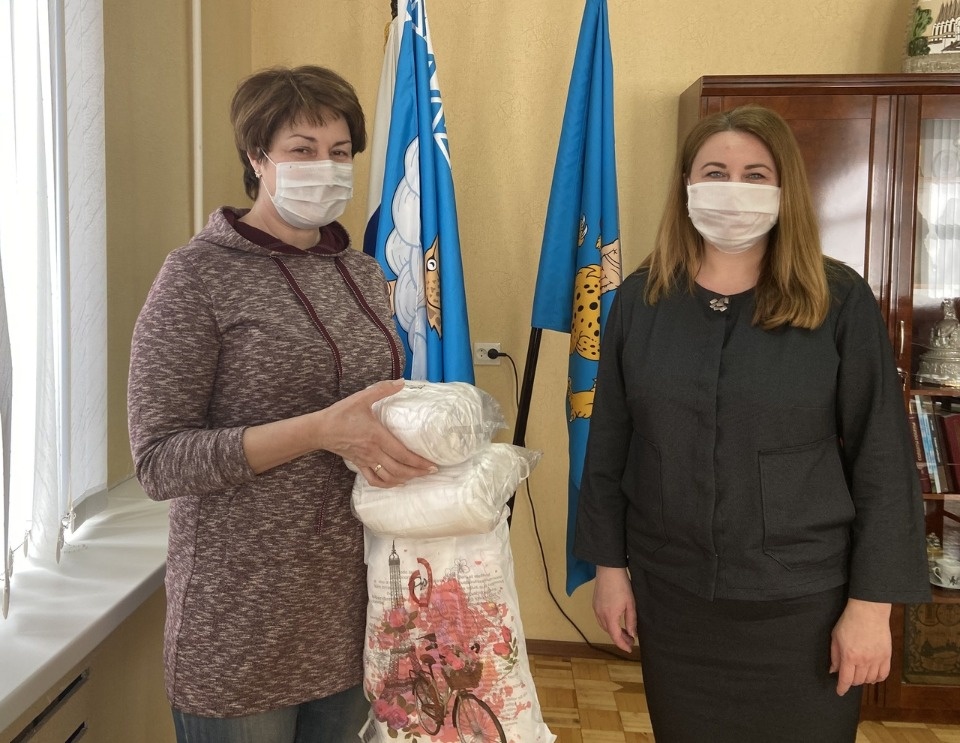 250 медицинских масок передала почтовикам глава Пскова