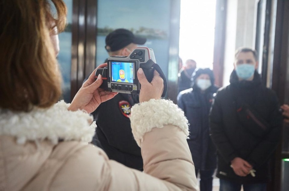  Температуру начали измерять всем приезжающим на железнодорожном вокзале Пскова  