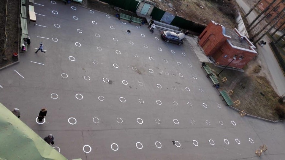 Перед псковскими храмами нанесли разметку для посвященной Благовещенью уличной службы Перед псковскими храмами нанесли разметку для посвященной Благовещенью уличной службы