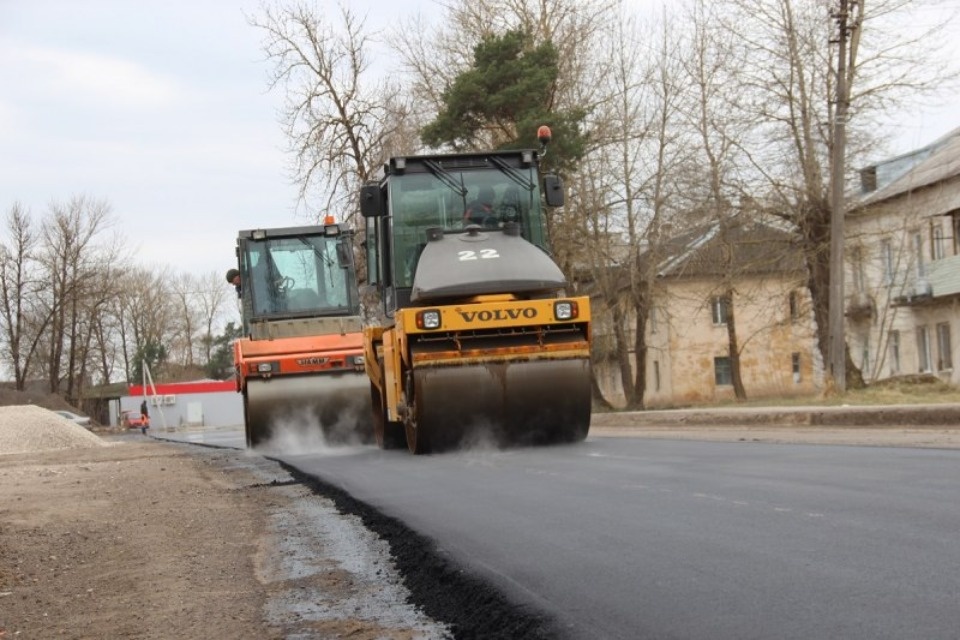 Укладка асфальта идёт на улице Боровой в Пскове Укладка асфальта идёт на улице Боровой в Пскове