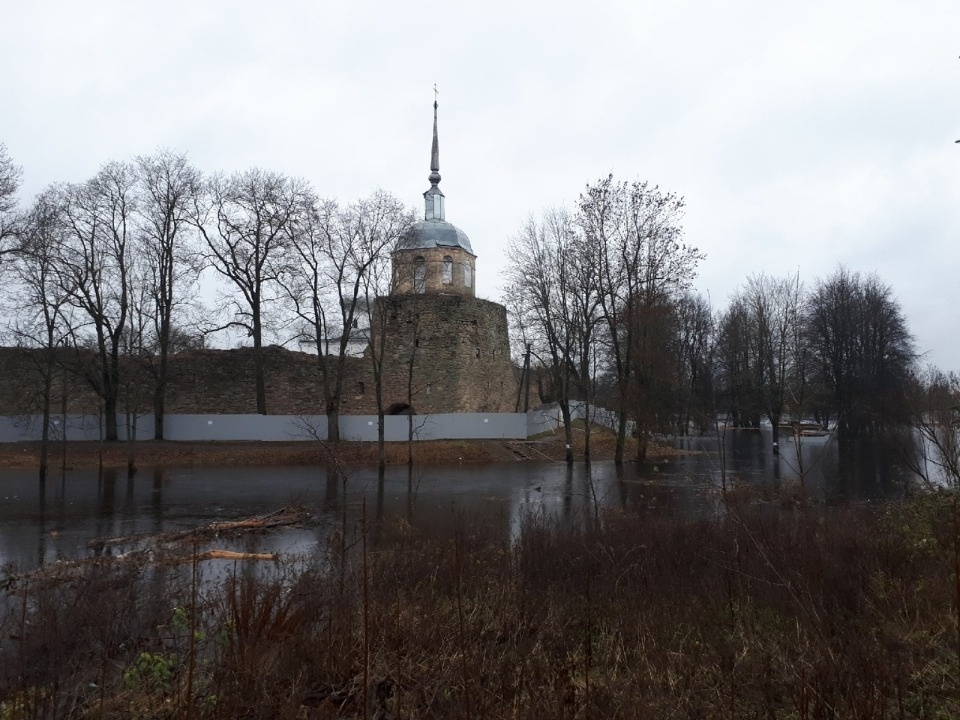 В Порхове сменят подрядчика по реконструкции набережной Шелони