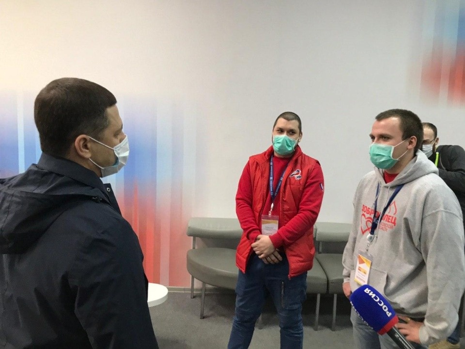 Михаил Ведерников встретился с волонтёрами, которые помогают пожилым псковичам на самоизоляции