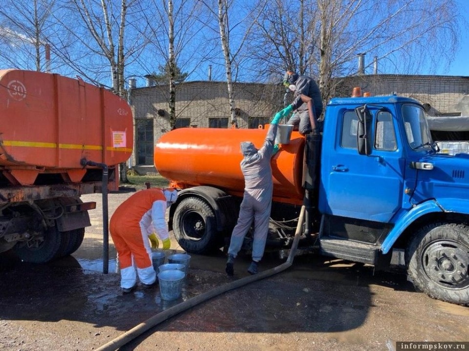 В Пскове дезинфицируют от коронавируса улицы и остановки