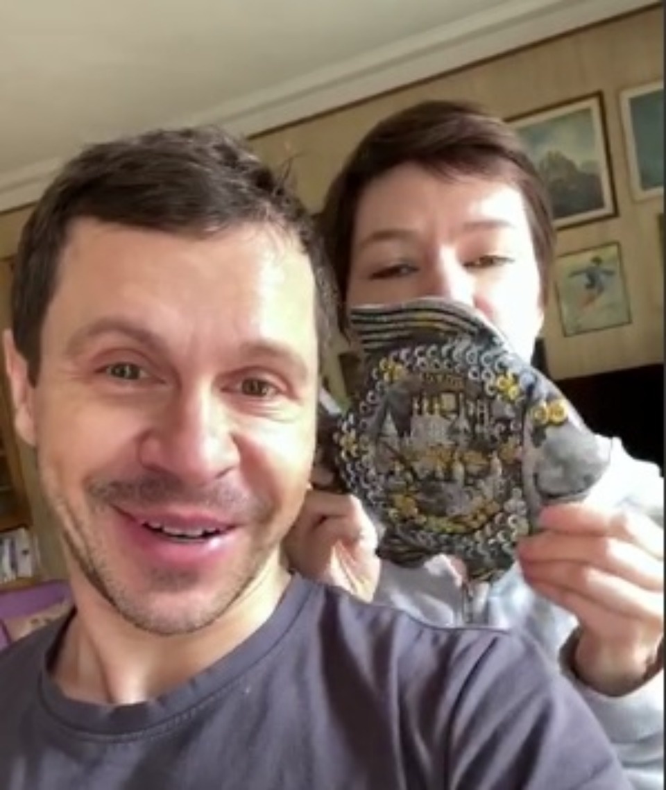 Сидеть дома призвал псковичей актёр Павел Деревянко 