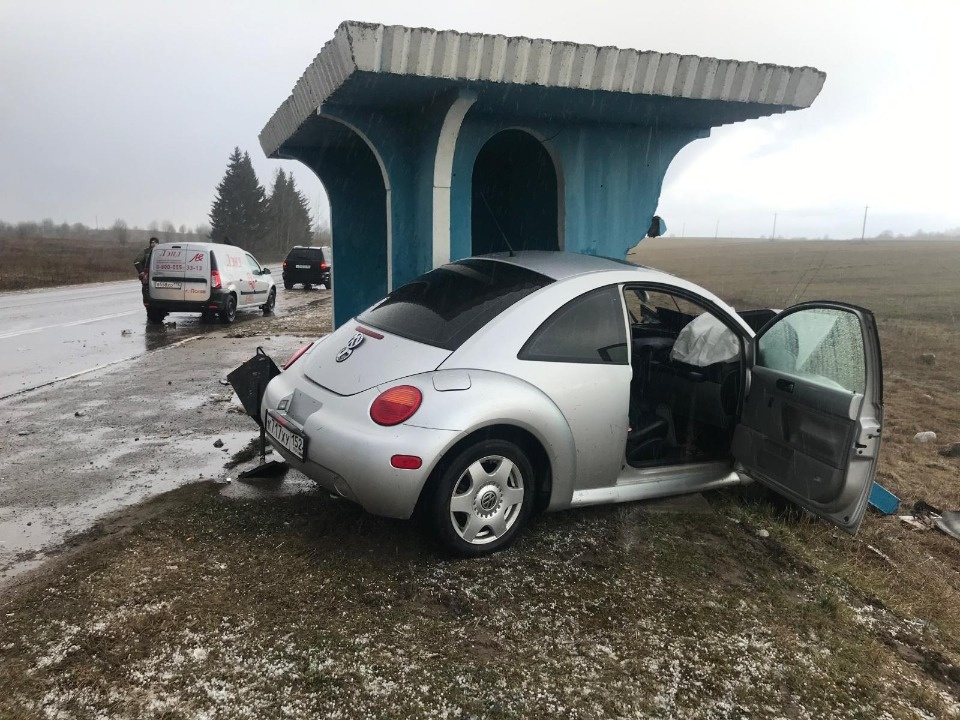 Женщина врезалась в автобусную остановку в Печорском районе