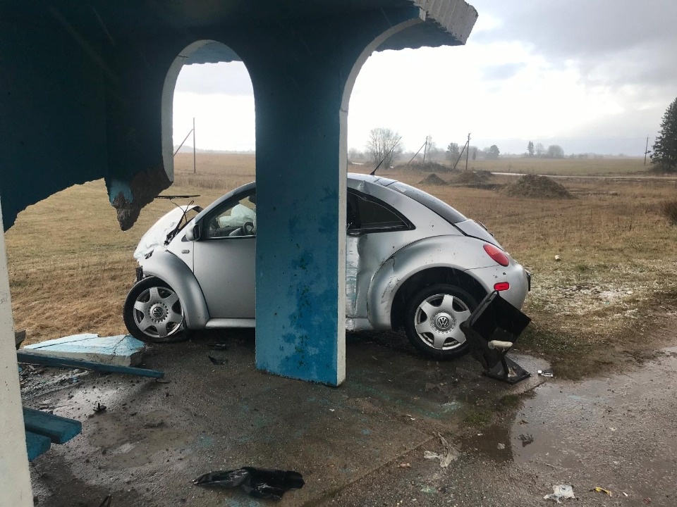 Женщина врезалась в автобусную остановку в Печорском районе