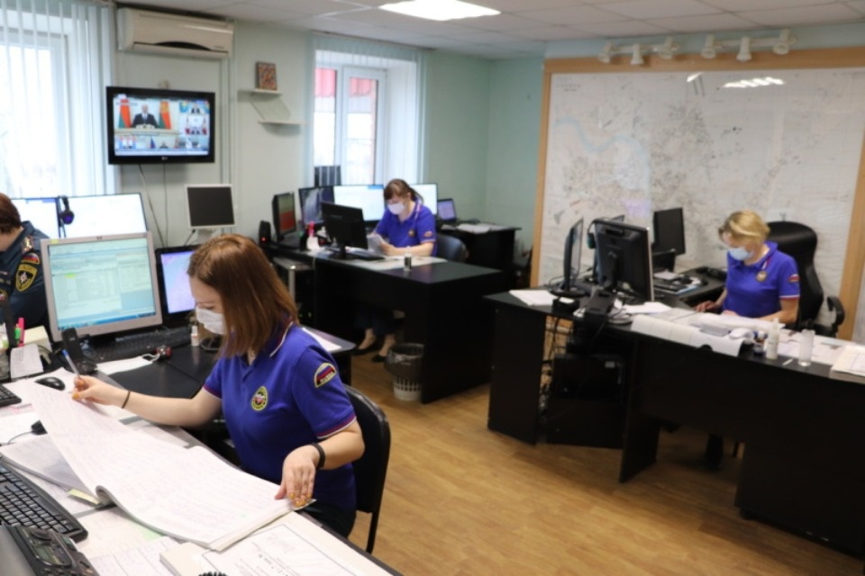 Сотрудники ГУ МЧС по Псковской области личным примером демонстрируют, как бороться с коронавирусом Сотрудники ГУ МЧС по Псковской области личным примером демонстрируют, как бороться с коронавирусом