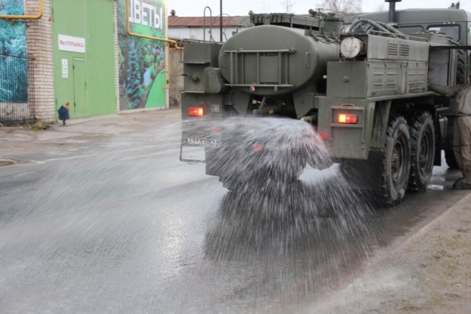 К дезинфекции улиц Пскова подключились военные