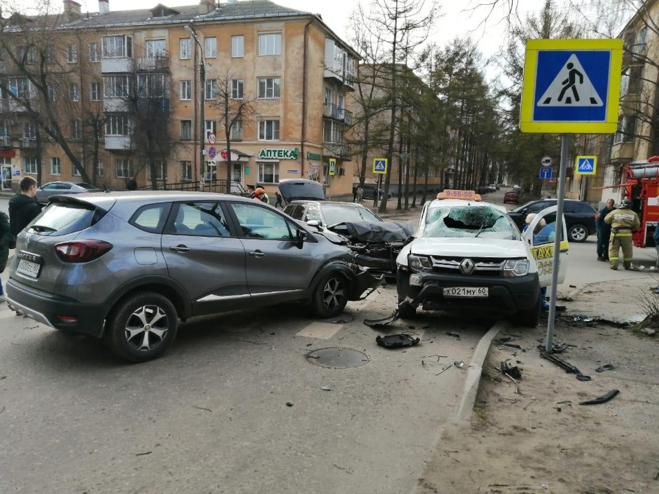 Два человека пострадали при столкновении трёх автомобилей в Великих Луках Два человека пострадали при столкновении трёх автомобилей в Великих Луках