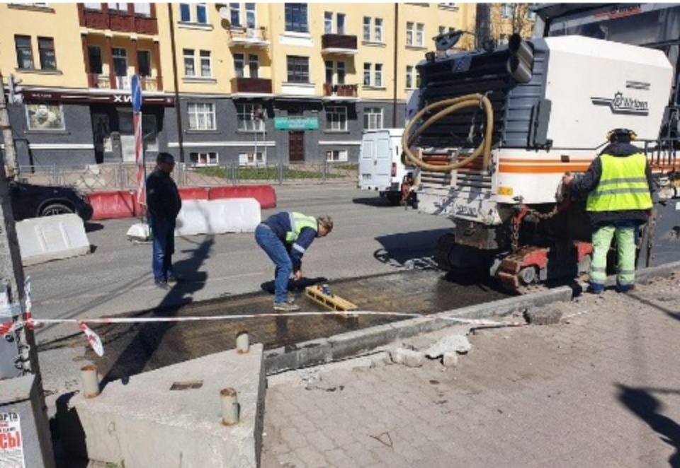 Фрезерование изношенного покрытия началось на Рижском проспекте в Пскове Фрезерование изношенного покрытия началось на Рижском проспекте в Пскове