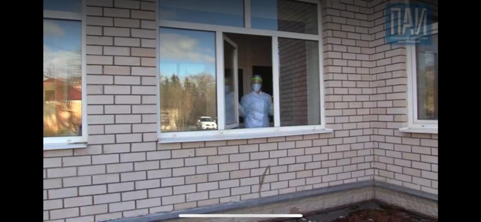 О ситуации в Островской больнице: Здание опечатано, продукты для врачей и пациентов оставляют в специальном шлюзе