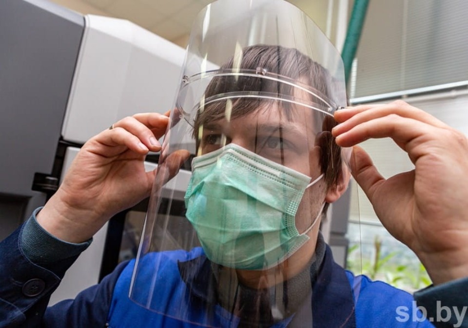 «Титан-Полимер» обеспечил псковских волонтеров материалами для изготовления защитных экранов