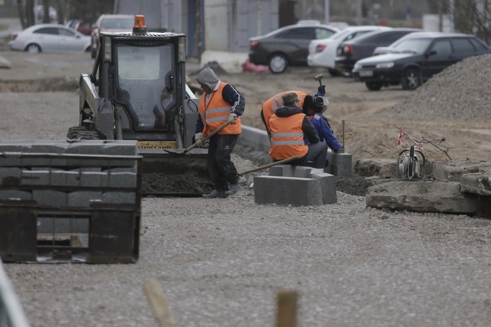 Люди работают