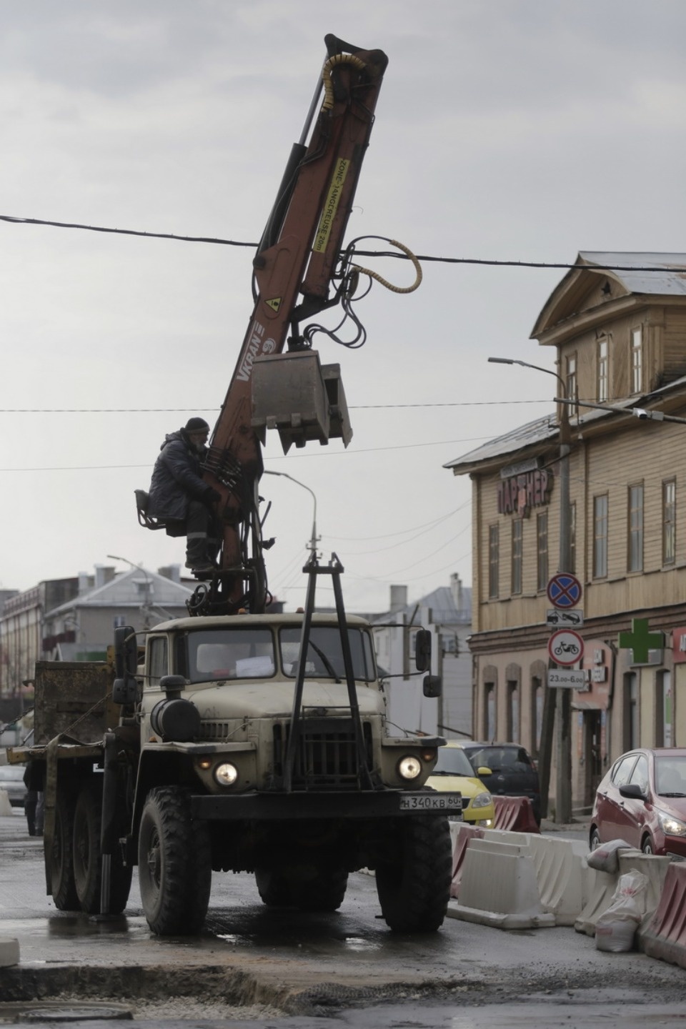 Люди работают