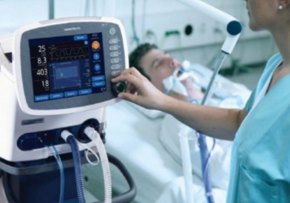 В горбольнице Пскова подключают 60 новых аппаратов ИВЛ