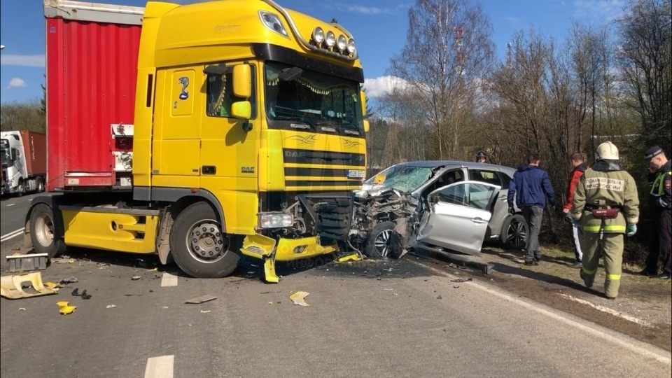 Легковой автомобиль попал под фуру у границы с Эстонией в Печорском районе Легковой автомобиль попал под фуру у границы с Эстонией в Печорском районе