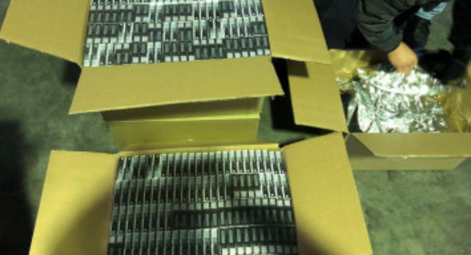 Четыре тонны сигарет под видом кормовых добавок пытались ввезти в Псковскую область Четыре тонны сигарет под видом кормовых добавок пытались ввезти в Псковскую область