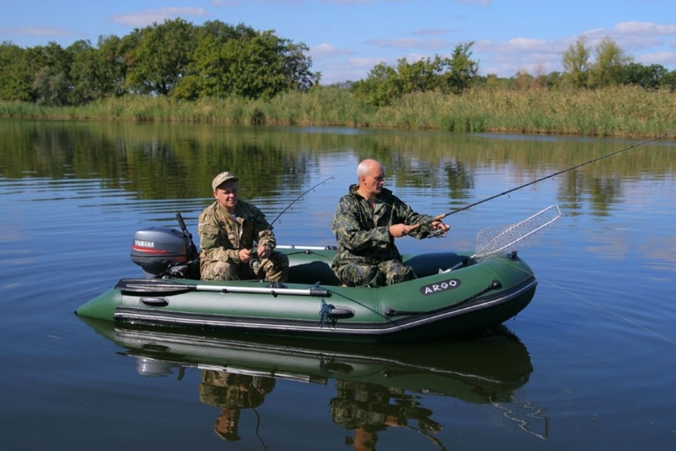Спасатели напомнили рыбакам в лодках правила безопасности