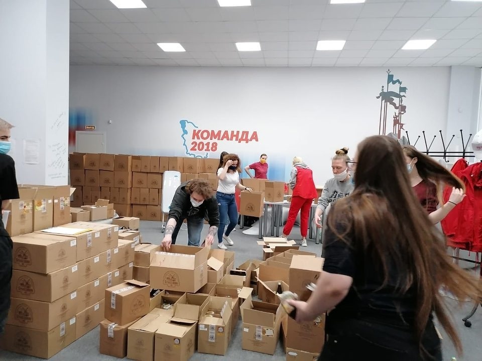 Почти 2 тысячи подарочных наборов доставили добровольницы псковским ветеранам 