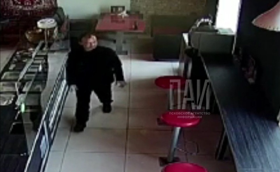 Мужчина проник в одно из кафе Пскова, отужинал там и переночевал