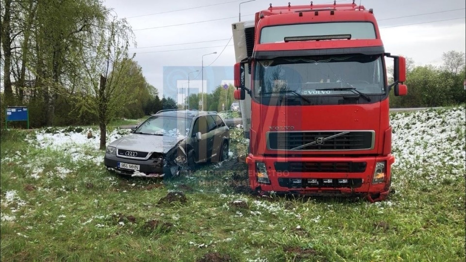 Фура и легковой автомобиль вылетели в кювет после столкновения в Псковском районе