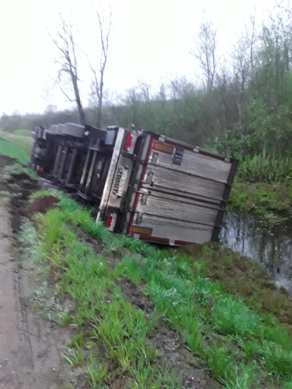 Фура и легковой автомобиль вылетели в кювет после столкновения в Псковском районе