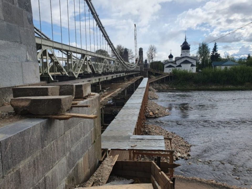 Подрядчик отчитался о степени готовности ансамбля цепных мостов в Острове 