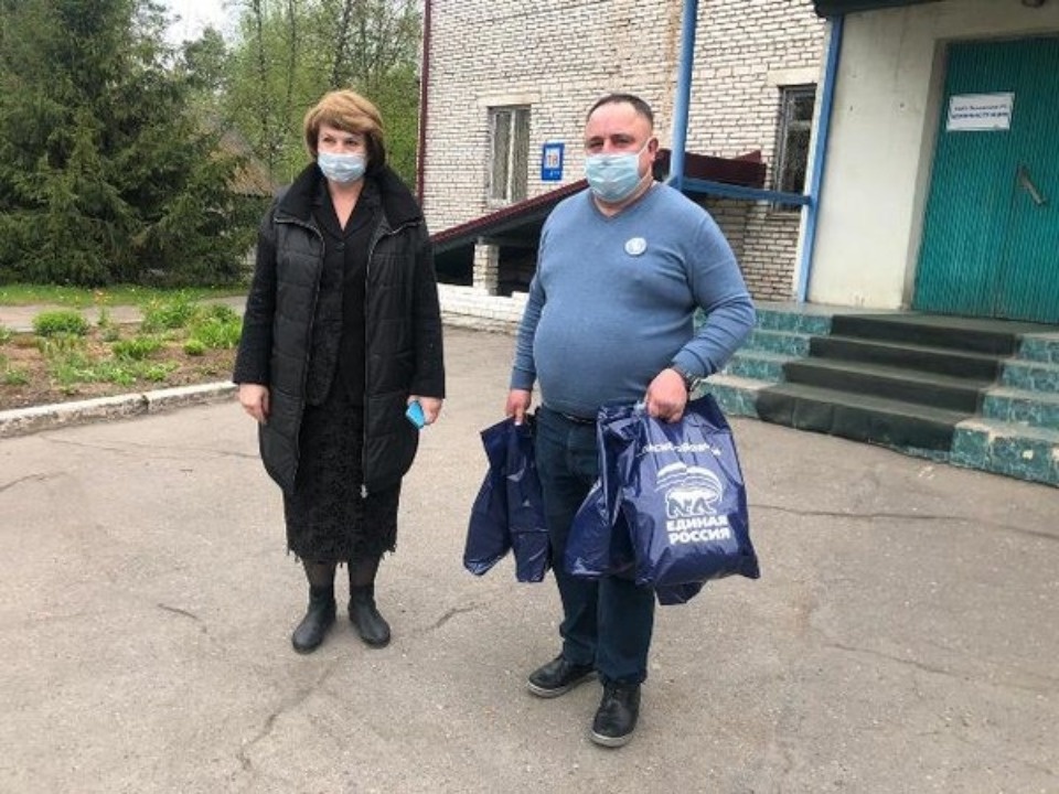 Врачам Псковской межрайонной больницы передали продуктовые наборы 